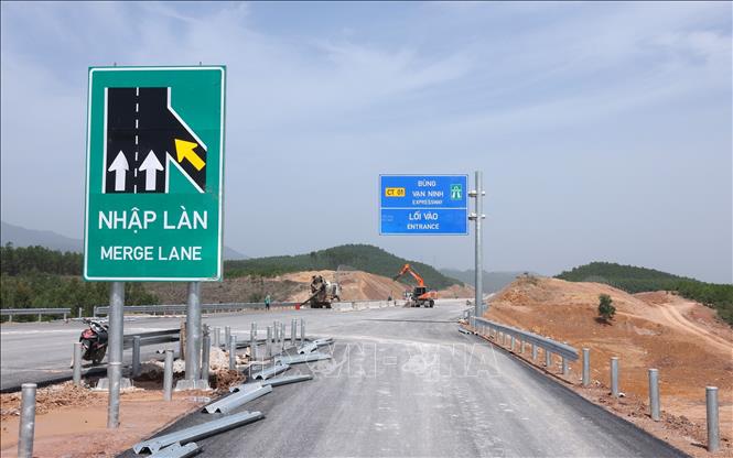 Biển báo hướng dẫn nhập vào làn cao tốc đã được lắp đặt. Ảnh: Quốc Khánh – TTXVN