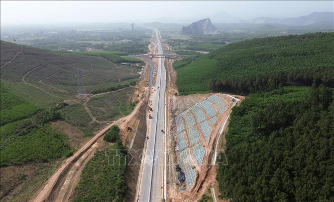 Tuyến cao tốc Bùng – Vạn Ninh, Quảng Bình đã hoàn thiện, sẵn sàng cho ngày thông xe toàn tuyến 30/4. Ảnh: Quốc Khánh - TTXVN