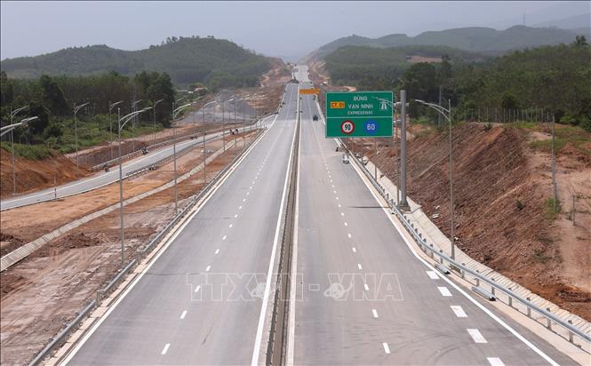 Hệ thống biển báo tốc độ, hệ thống chiếu sáng, tôn sóng hai bên đường và dải phân cách cứng đã được lắp đặt. Ảnh: Quốc Khánh – TTXVN