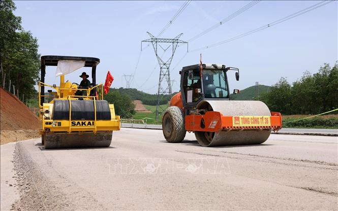Tổng Công ty 36 (Bộ Quốc Phòng) đang khẩn trương thi công nền đường đoạn nút giao Cự Nẫm (huyện Bố Trạch) đẫn vào cao tốc. Ảnh: Quốc Khánh – TTXVN