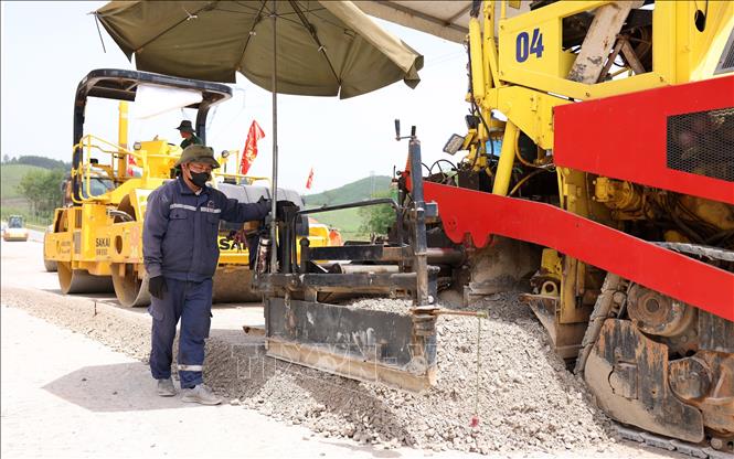 Tổng Công ty 36 (Bộ Quốc Phòng) đang khẩn trương thi công nền đường đoạn nút giao Cự Nẫm, huyện Bố Trạch đẫn vào cao tốc. Ảnh: Quốc Khánh – TTXVN