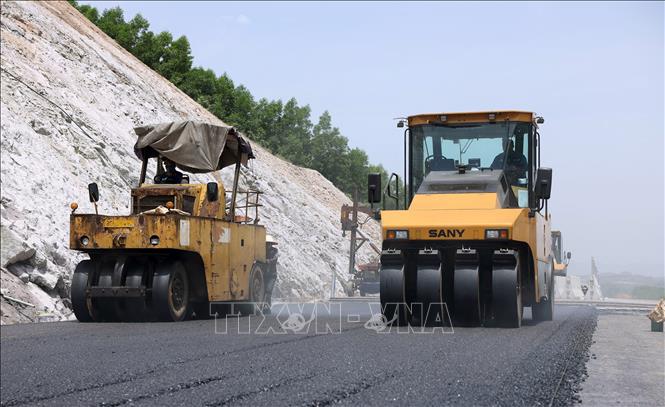 Nhà thầu tăng tốc thảm những mét nhựa cuối cùng trên tuyến cao tốc Bùng – Vạn Ninh. Ảnh: Quốc Khánh – TTXVN