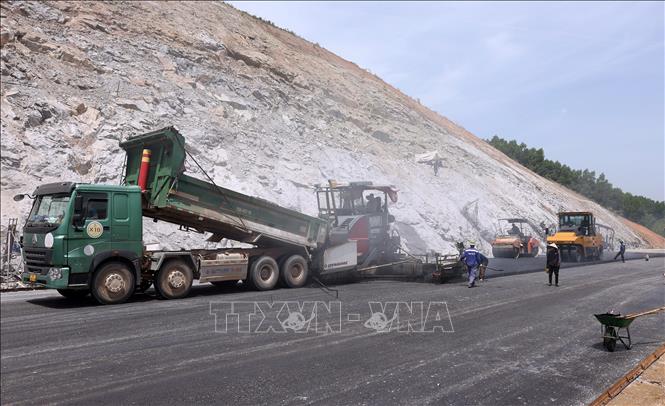 Nhà thầu tăng tốc thảm những mét nhựa cuối cùng trên tuyến cao tốc Bùng – Vạn Ninh. Ảnh: Quốc Khánh – TTXVN