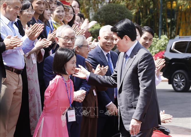 Chủ tịch nước Lương Cường gặp mặt nhân vật trong chương trình “Việc tử tế”. Ảnh: Lâm Khánh - TTXVN