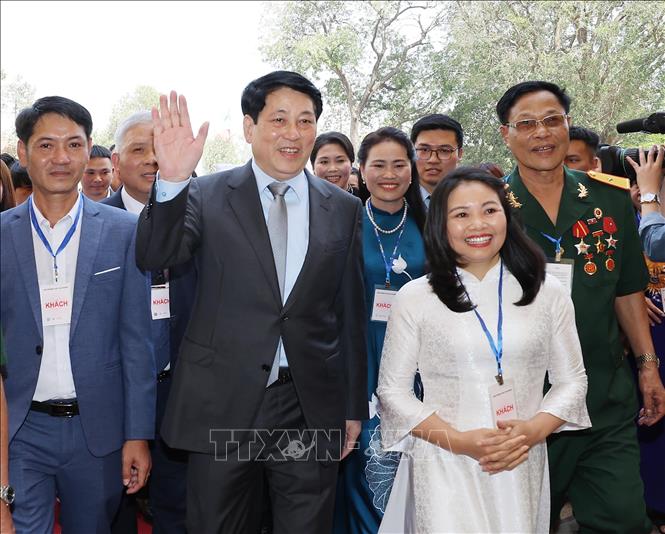 Chủ tịch nước Lương Cường với các nhân vật trong chương trình “Việc tử tế” dự buổi gặp mặt. Ảnh: Lâm Khánh - TTXVN