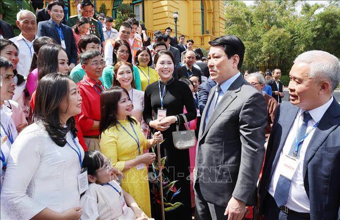 Chủ tịch nước Lương Cường gặp mặt nhân vật trong chương trình “Việc tử tế”. Ảnh: Lâm Khánh - TTXVN