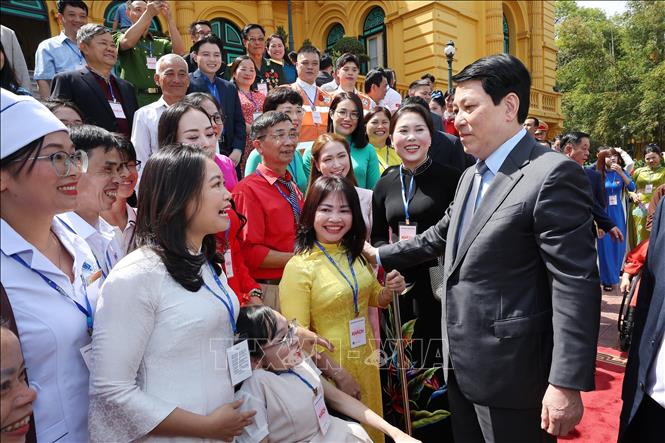 Chủ tịch nước Lương Cường gặp mặt nhân vật trong chương trình “Việc tử tế”. Ảnh: Lâm Khánh - TTXVN