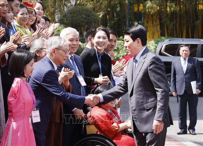 Chủ tịch nước Lương Cường gặp mặt nhân vật trong chương trình “Việc tử tế”. Ảnh: Lâm Khánh - TTXVN