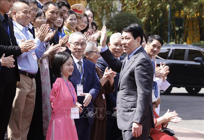 Chủ tịch nước Lương Cường gặp mặt nhân vật trong chương trình “Việc tử tế”. Ảnh: Lâm Khánh - TTXVN