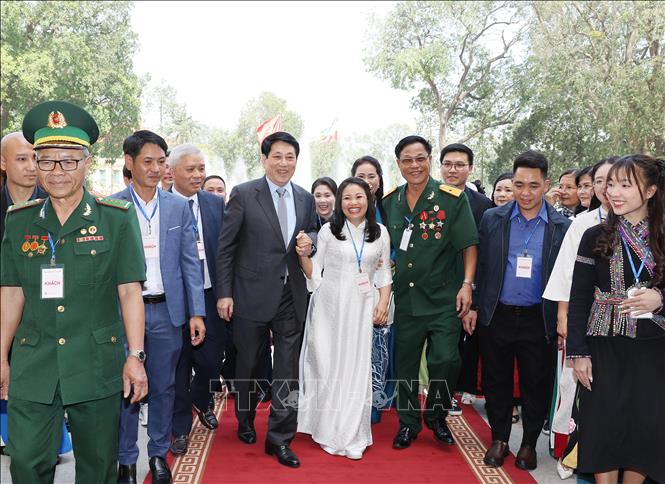 Chủ tịch nước Lương Cường với các nhân vật trong chương trình “Việc tử tế” dự buổi gặp mặt. Ảnh: Lâm Khánh - TTXVN