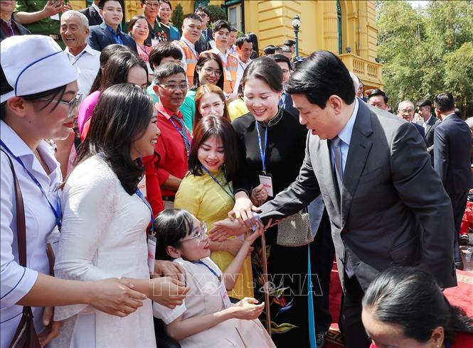 Chủ tịch nước Lương Cường thăm hỏi nhân vật trong chương trình “Việc tử tế”. Ảnh: Lâm Khánh - TTXVN