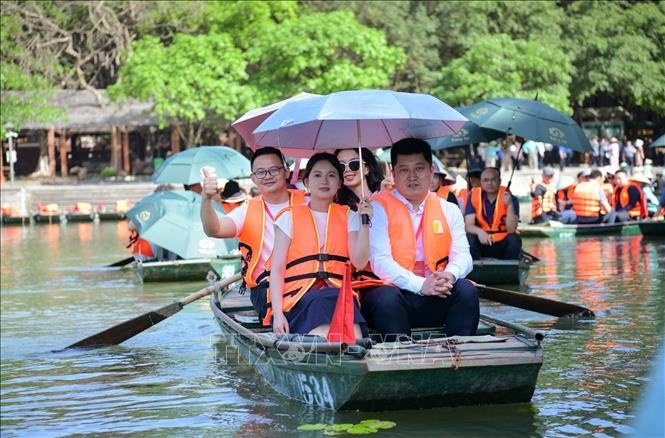 Đoàn tham quan Quần thể danh thắng Tràng An, tỉnh Ninh Bình. Ảnh: Thùy Dung - TTXVN