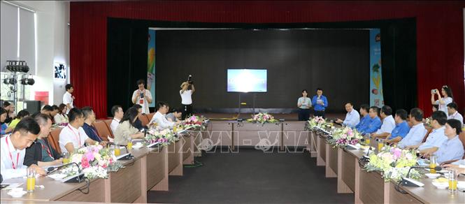 Đoàn tham quan và tìm hiểu về hoạt động sản xuất, kinh doanh tại Công ty cổ phần Thực phẩm xuất khẩu Đồng Giao, thành phố Tam Điệp, tỉnh Ninh Bình. Ảnh: Thùy Dung - TTXVN