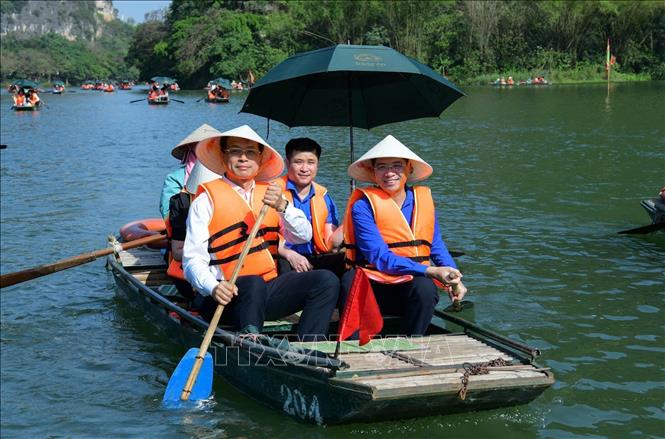 Đoàn tham quan Quần thể danh thắng Tràng An, tỉnh Ninh Bình. Ảnh: Thùy Dung - TTXVN
