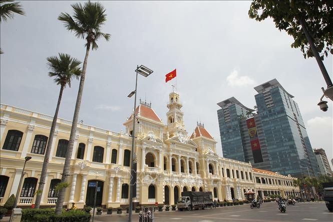 Cờ đỏ sao vàng tung bay trên nóc tòa nhà UBND Thành phố Hồ Chí Minh chào mừng 50 năm Ngày Giải phóng miền Nam, thống nhất đất nước (30/4/1975 - 30/4/2025). Ảnh: Thanh Vũ - TTXVN