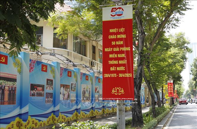 Băng rôn, pano, áp phích và nhiều hình ảnh chào mừng 50 năm Ngày Giải phóng miền Nam, thống nhất đất nước được treo dọc đường Đồng Khởi (Quận 1, Thành phố Hồ Chí Minh). Ảnh: Thanh Vũ - TTXVN