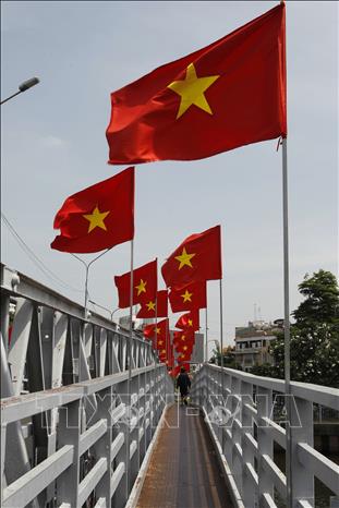 Cờ hoa rực rỡ chào mừng 50 năm Ngày Giải phóng miền Nam, thống nhất đất nước trên cầu đi bộ Trần Khánh Dư (đoạn qua quận Bình Thạnh và Quận 1). Ảnh: Thanh Vũ - TTXVN