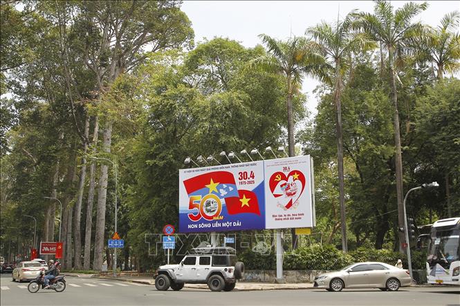 Pano, áp phích cỡ lớn chào mừng 50 năm Ngày Giải phóng miền Nam, thống nhất đất nước tại ngã tư đường Nguyễn Du - Trương Định (Quận 1, Thành phố Hồ Chí Minh). Ảnh: Thanh Vũ - TTXVN