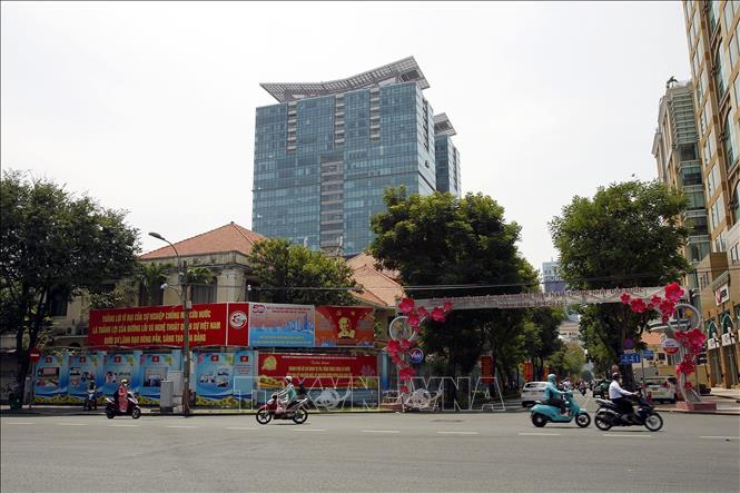 Pano, áp phích cỡ lớn chào mừng 50 năm Ngày Giải phóng miền Nam, thống nhất đất nước tại ngã tư đường Đồng Khởi - Nguyễn Du (Quận 1, Thành phố Hồ Chí Minh). Ảnh: Thanh Vũ - TTXVN