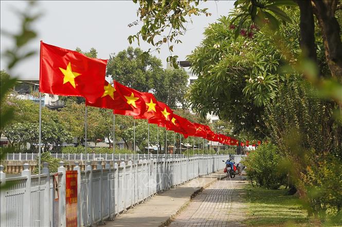 Cờ hoa rực rỡ chào mừng 50 năm Ngày Giải phóng miền Nam, thống nhất đất nước treo dọc tuyến đường Hoàng Sa, kênh Nhiêu Lộc Thị Nghè (đoạn qua Quận 1). Ảnh: Thanh Vũ - TTXVN