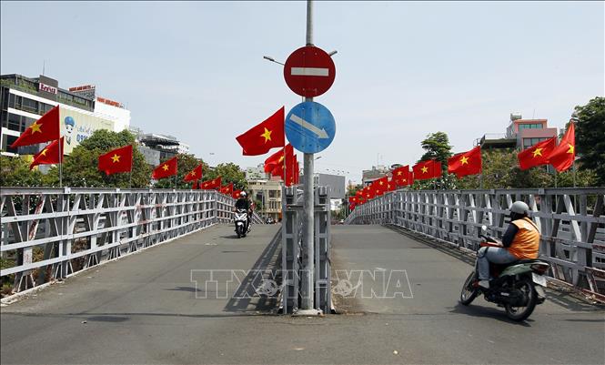 Cờ hoa rực rỡ chào mừng 50 năm Ngày Giải phóng miền Nam, thống nhất đất nước trên cầu Trần Khánh Dư (đoạn qua quận Bình Thạnh và Quận 1). Ảnh: Thanh Vũ - TTXVN