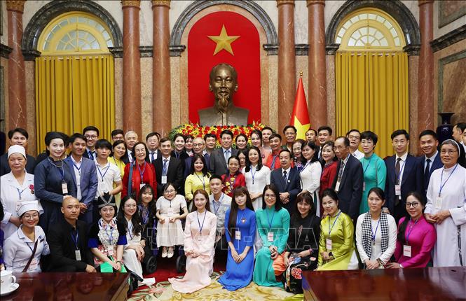 Chủ tịch nước Lương Cường với các nhân vật trong chương trình “Việc tử tế” và nhóm sản xuất chương trình. Ảnh: Lâm Khánh - TTXVN