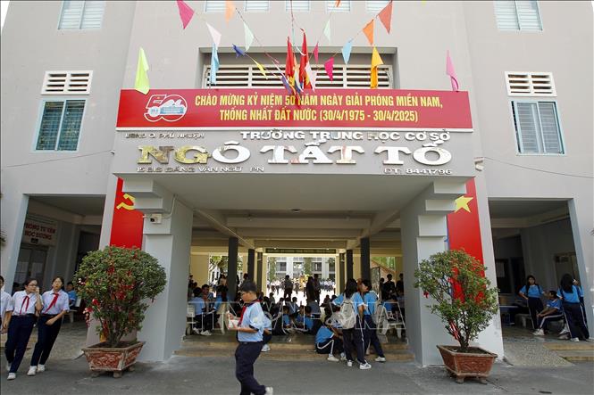 Trường THCS Ngô Tất Tố (quận Phú Nhuận, Thành phố Hồ Chí Minh) treo cờ, băng rôn chào mừng 50 năm Ngày Giải phóng miền Nam, thống nhất đất nước (30/4/1975 - 30/4/2025). Ảnh: Thanh Vũ - TTXVN