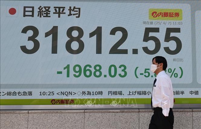 Chỉ số Nikkei 225 của Nhật Bản (ảnh) giảm 1% xuống còn 33.920,40 điểm, chịu tác động do giá cổ phiếu của các công ty công nghệ lớn như nhà chế tạo thiết bị kiểm tra chip Advantest giảm 6,6% và Disco Corp. giảm tới 8%. Ảnh: THX/TTXVN