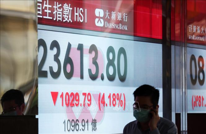 Chỉ số Hang Seng của Hong Kong (Trung Quốc) giảm 2% xuống 20.922,54 điểm, trong khi chỉ số Shanghai Composite của Thượng Hải phục hồi nhẹ, tăng 0,1% lên 3.271,19 điểm. Ảnh: THX/TTXVN