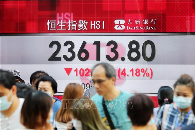 Chỉ số Hang Seng của Hong Kong (Trung Quốc) giảm 2% xuống 20.922,54 điểm, trong khi chỉ số Shanghai Composite của Thượng Hải phục hồi nhẹ, tăng 0,1% lên 3.271,19 điểm. Ảnh: THX/TTXVN