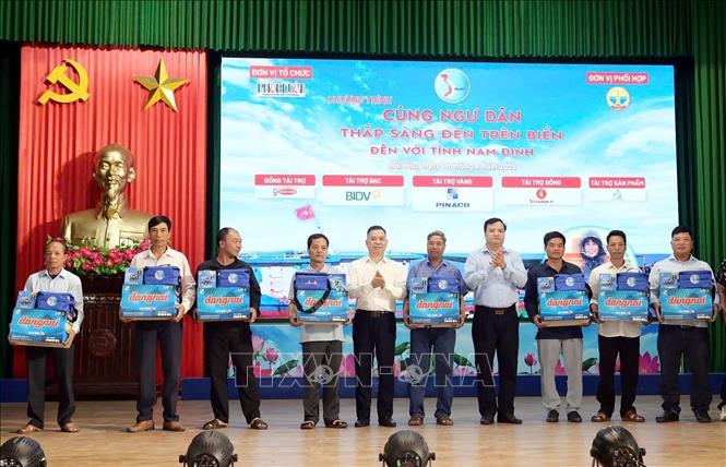 Đại diện các ngư dân nhận quà của chương trình. Ảnh: Thái Thuần – TTXVN