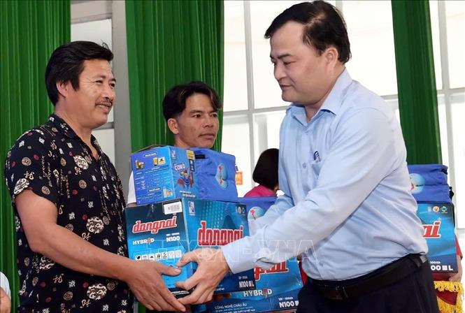 Đại diện ban tổ chức chương trình tặng quà cho ngư dân. Ảnh: Thái Thuần – TTXVN