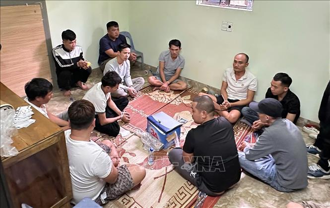 Các đối tượng bị bắt quả tang có hành vi đánh bạc tại khu 4, phường Phong Hải, thị xã Quảng Yên. Ảnh: TTXVN phát