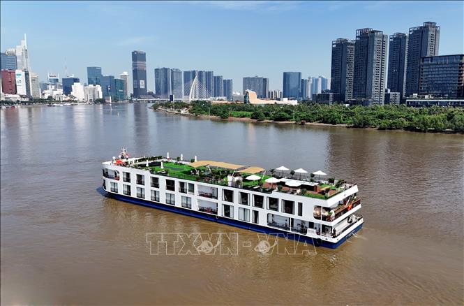 Du thuyền trên sông Sài Gòn, khám phá cảnh quan Thành phố Hồ Chí Minh, là một trong những sản phẩm du lịch độc đáo được nhiều khách đặt tour trong dịp 30/4 này. Ảnh: Hồng Đạt - TTXVN
