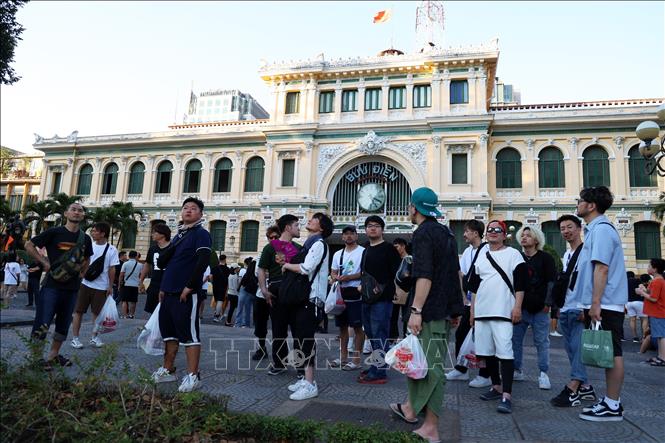 Khách quốc tế trải nghiệm không gian du lịch ở điểm đến Bưu điện Trung tâm Thành phố Hồ Chí Minh. Ảnh: Hồng Đạt - TTXVN
