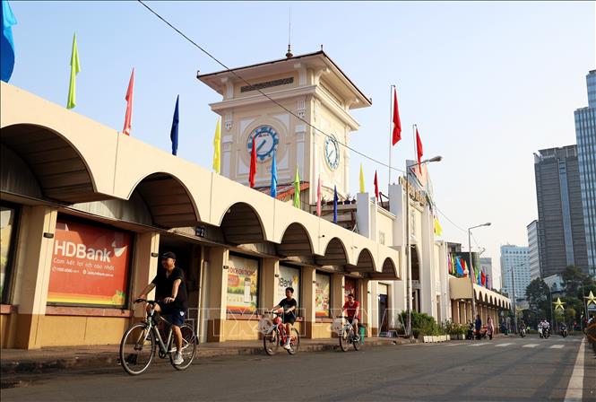 Khách du lịch đạp xe trải nghiệm không gian đô thị trung tâm Thành phố Hồ Chí Minh buổi sáng sớm. Ảnh: Hồng Đạt - TTXVN
