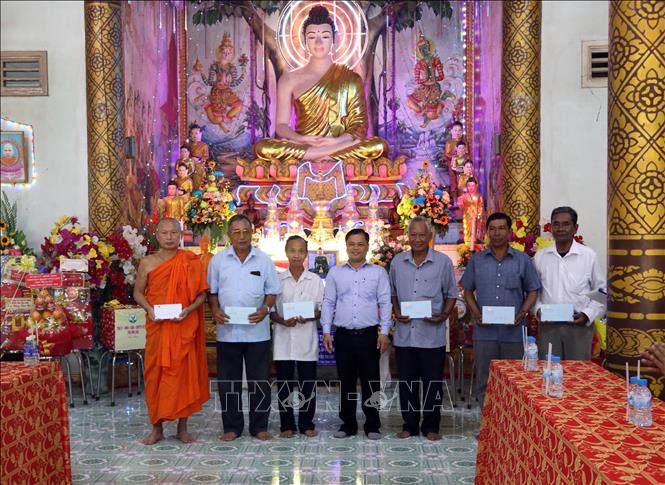 Tặng quà cho người có uy tín trong đồng bào dân tộc Khmer. Ảnh: Phạm Minh Tuấn-TTXVN