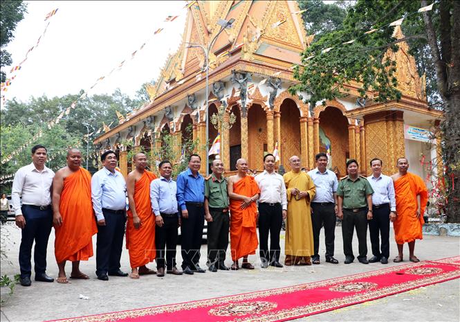 Đoàn lãnh đạo tỉnh Vĩnh Long chúc Tết cổ truyền Chôl Chnăm Thmây của đồng bào Khmer tại chùa Hạnh Phúc Tăng. Ảnh: Phạm Minh Tuấn-TTXVN