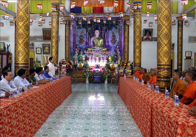 Đoàn lãnh đạo tỉnh Vĩnh Long chúc Tết cổ truyền Chôl Chnăm Thmây của đồng bào Khmer tại chùa Hạnh Phúc Tăng. Ảnh: Phạm Minh Tuấn-TTXVN