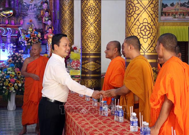 Bí thư Tỉnh ủy Vĩnh Long Trần Tiến Dũng chúc Tết cổ truyền Chôl Chnăm Thmây tại chùa Hạnh Phúc Tăng. Ảnh: Phạm Minh Tuấn-TTXVN