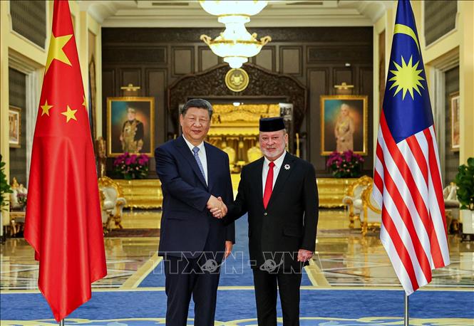 Quốc vương Malaysia Ibrahim (phải) và Chủ tịch Trung Quốc Tập Cận Bình trong lễ đón cấp nhà nước được tổ chức tại Hoàng cung sáng ngày 16/4. Ảnh: TTXVN phát
