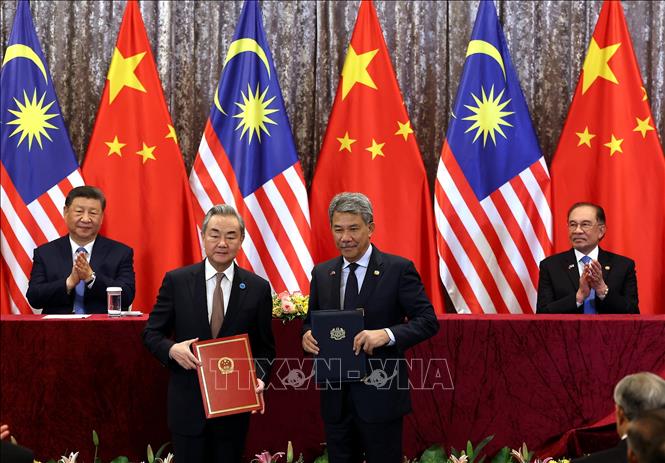 Thủ tướng Malaysia Anwar Ibrahim và Chủ tịch Trung Quốc Tập Cận Bình (trái) chứng kiến lễ ký bản ghi nhớ (MoU) giữa Chính phủ Malaysia và Chính phủ Trung Quốc về việc cùng thúc đẩy hợp tác theo Sáng kiến An ninh Toàn cầu. Ảnh: TTXVN phát
