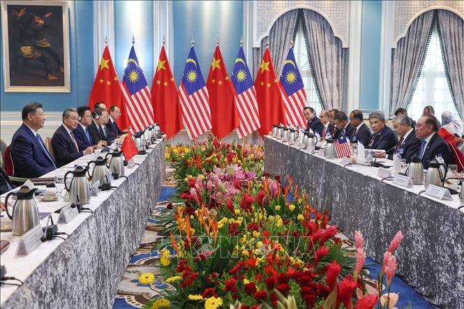 Thủ tướng Malaysia, Anwar Ibrahim với Chủ tịch Trung Quốc Tập Cận Bình trong cuộc gặp song phương tại Khu phức hợp Seri Perdana (Phủ Thủ tướng) ngày 16/4. Ảnh: TTXVN phát
