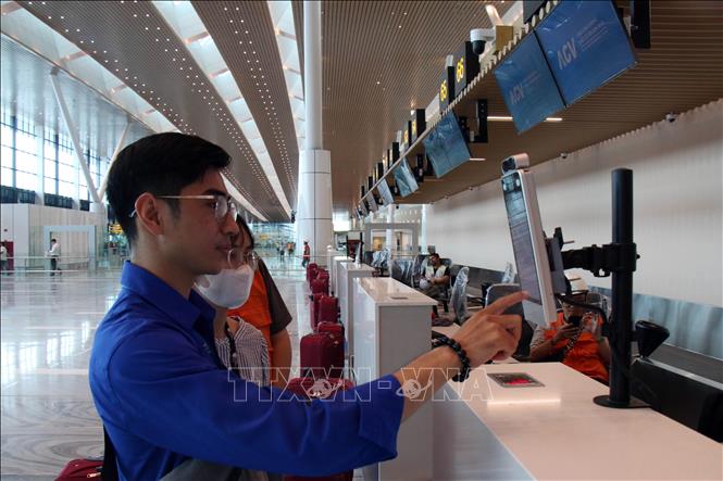 Hành khách check-in cho chuyến bay giả định, nhằm chuẩn bị cho khai thác chuyến đầu tiên. Ảnh: Tiến Lực - TTXVN