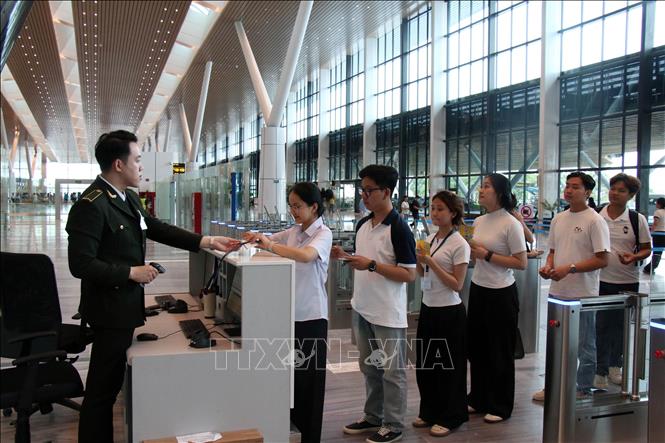 Kiểm tra thủ tục hàng không cho chuyến bay giả định chiều 16/4/2025, nhằm chuẩn bị cho khai thác chuyến đầu tiên. Ảnh: Tiến Lực - TTXVN
