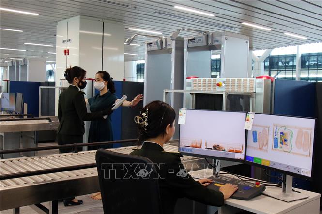 Soi chiếu an ninh hành khách cho chuyến bay giả định chiều 16/4/2025 tại Nhà ga T3. Ảnh: Tiến Lực - TTXVN