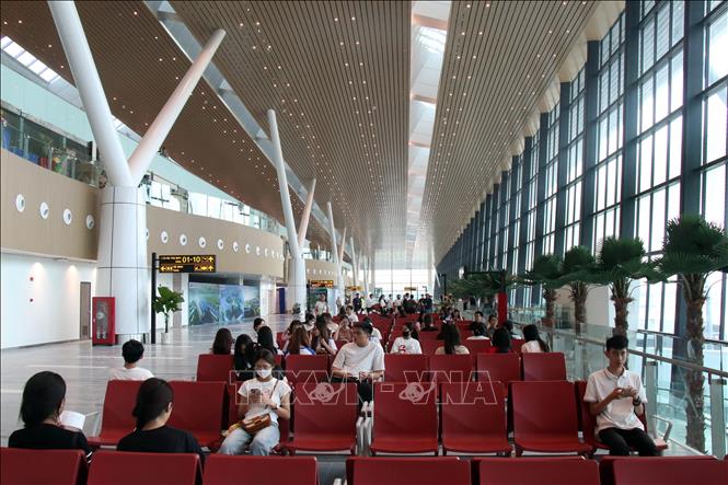 Khu vực chờ ra tàu bay tại Nhà ga T3 chiều 16/4/2025. Hành khách là các sinh viên, thực hành cho chuyến bay giả định. Ảnh: Tiến Lực - TTXVN