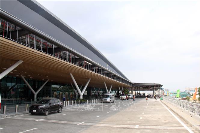 Phía bên ngoài Nhà ga hành khách T3 chiều 16/4/2025. Ảnh: Tiến Lực - TTXVN