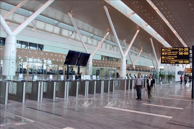 Nhà ga có 90 quầy thủ tục hàng không, 20 quầy làm thủ tục hành lý tự động và 42 quầy làm thủ tục check-in tự động, áp dụng công nghệ mới nhất kết hợp với cơ sở dữ liệu quốc gia về dân cư để triển khai làm thủ tục. Ảnh: Tiến Lực - TTXVN