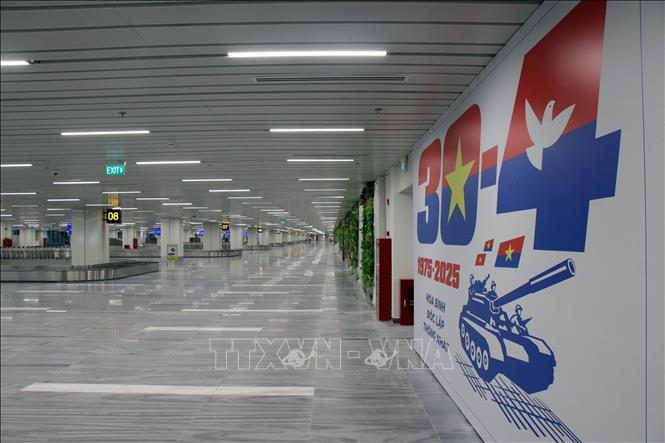 Nhà ga T3 được trang trí các pano cổ động Kỷ niệm 50 năm Giải phóng miền Nam, thống nhất đất nước. Ảnh: Tiến Lực - TTXVN
